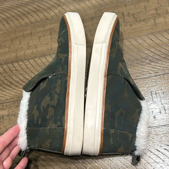 Toms Green Camo Slip-On Shoes with White Fur Lining - Picture 11 of 13